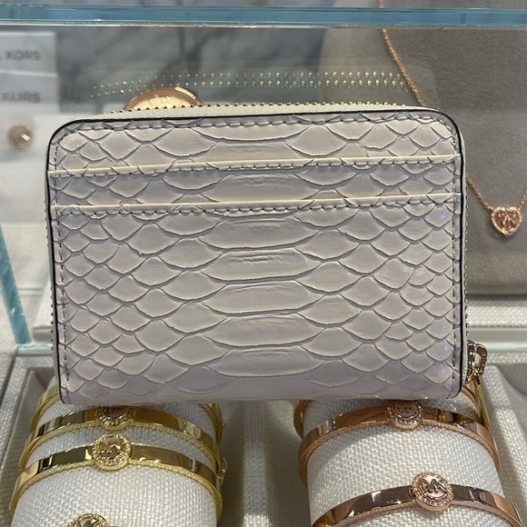 Michael Kors Women Medium Zip Around Card Case Coin Pouch Wallet Light Cream
NWT - Picture 4 of 16